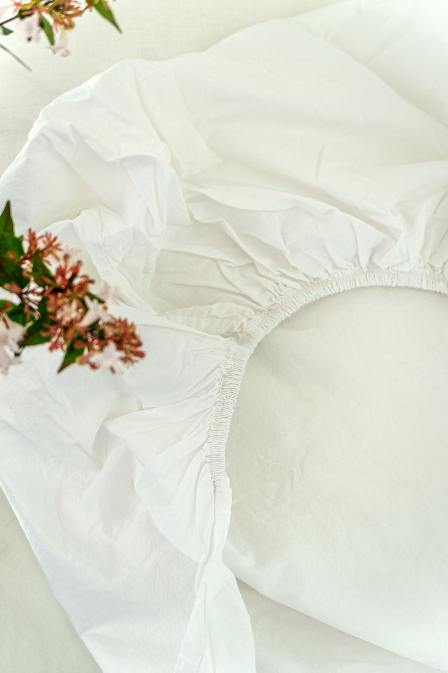 Detail of the elastic on the white Organic Cotton Percale fitted sheet.