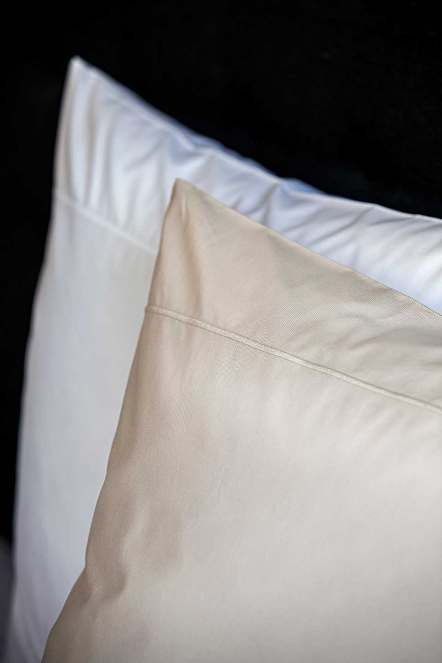 White and gray pillowcase in Egyptian Cotton™ from THON.