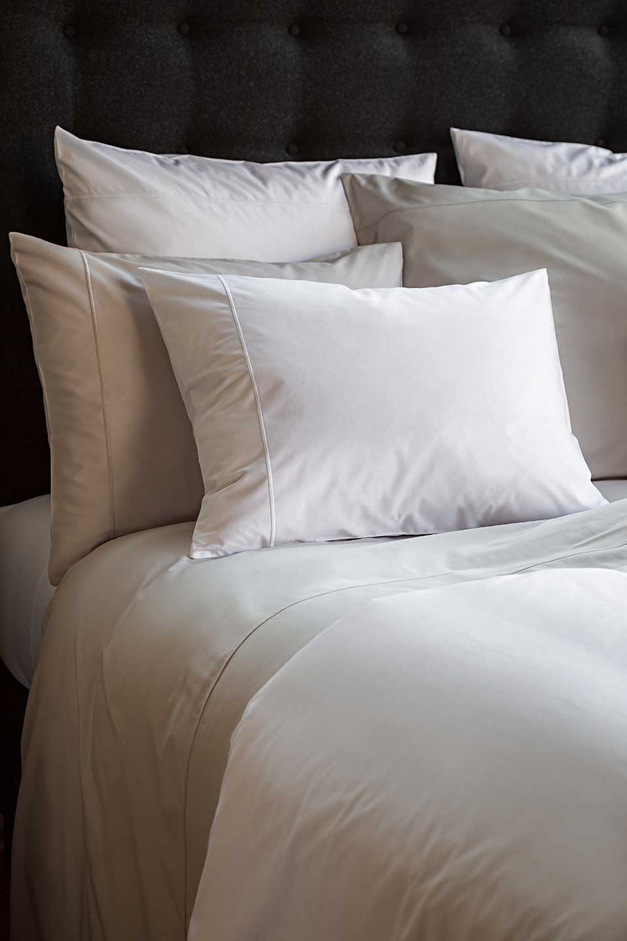 Bed with Egyptian Cotton™ Percale bedding.