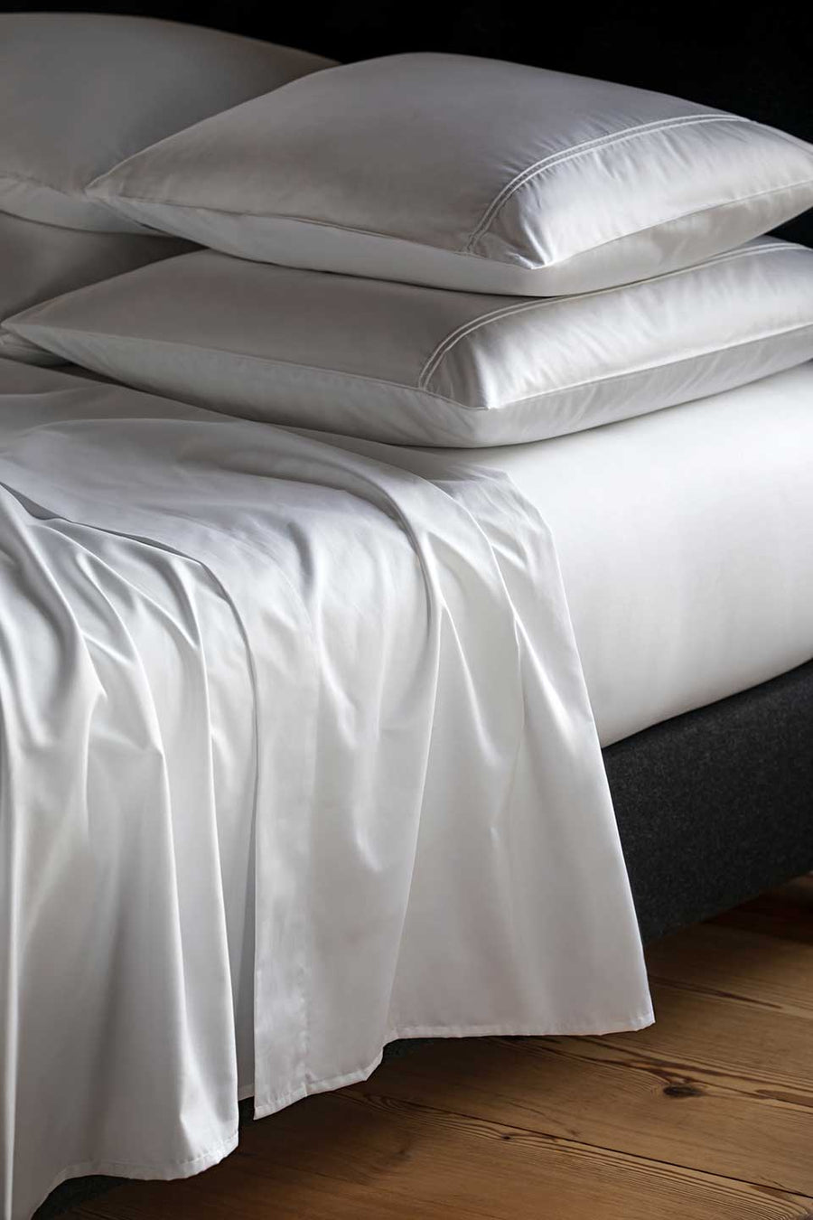 White fitted sheet and pillowcases in Egyptian Cotton™ Sateen from THON.