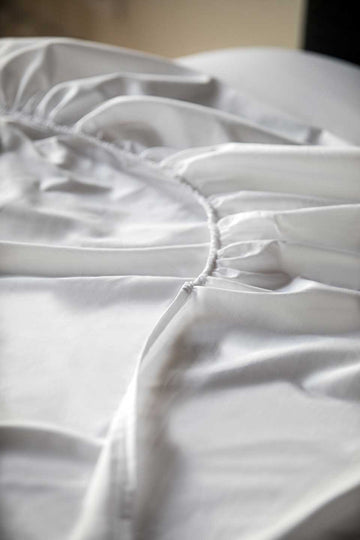 White fitted sheet in Egyptian Cotton™ Sateen from THON.